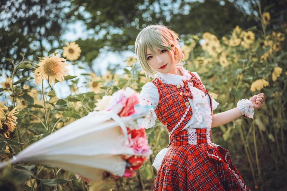 漫走在画面中，弥音音cosplay照片让人想跳进屏幕里跟她嬉戏-51acg