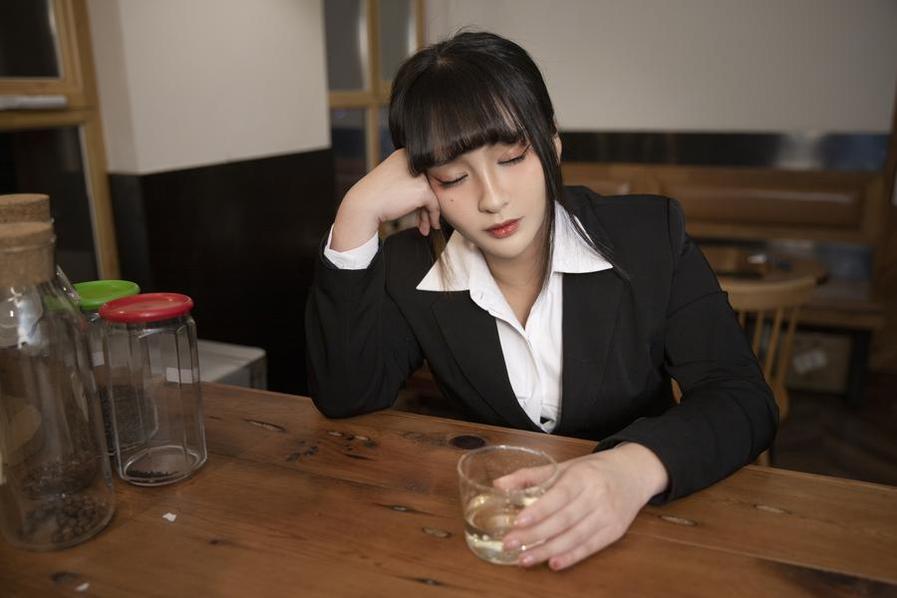 洛璃lolisama尼尔a2旗袍47p夜色中的女侠，一张神秘的作品。-51acg