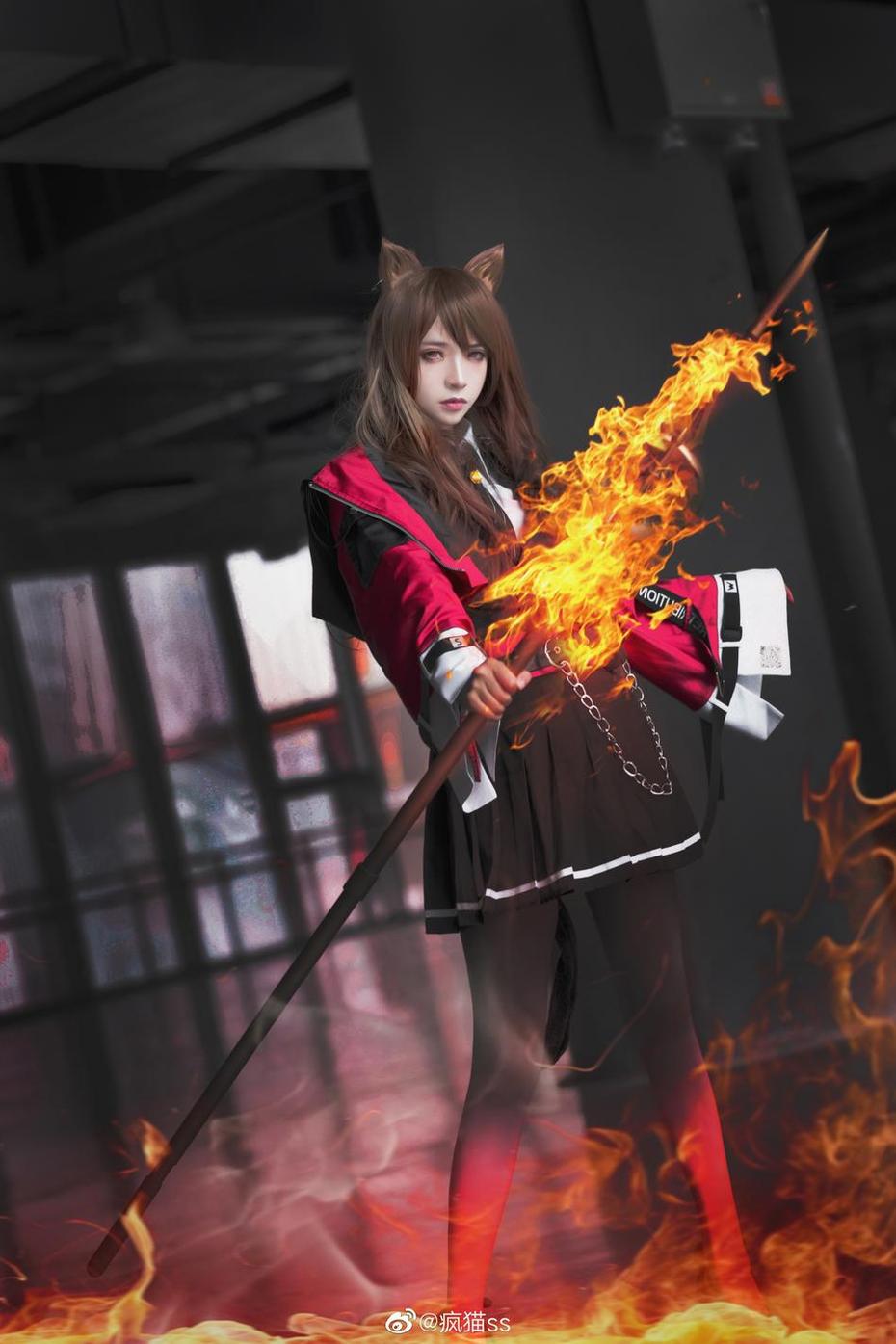 带你走进疯猫ss红色卫衣cosplay的世界，让你欲罢不能-51acg