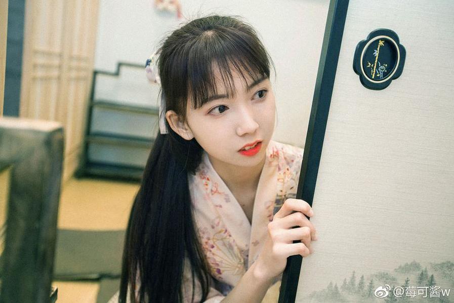 莓可酱w的腿美图，诠释着当代美学的独到魅力-51acg