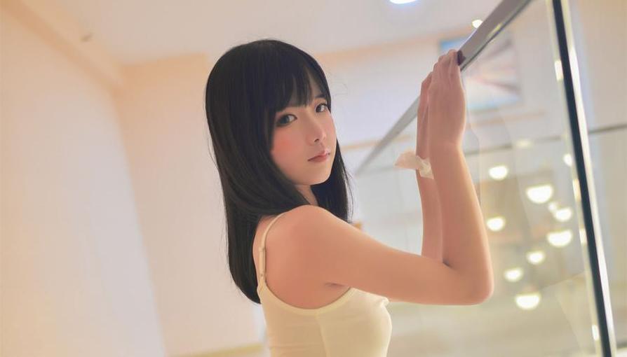 憨厚萌妹cos“像个傻依图片”更新啦-51acg