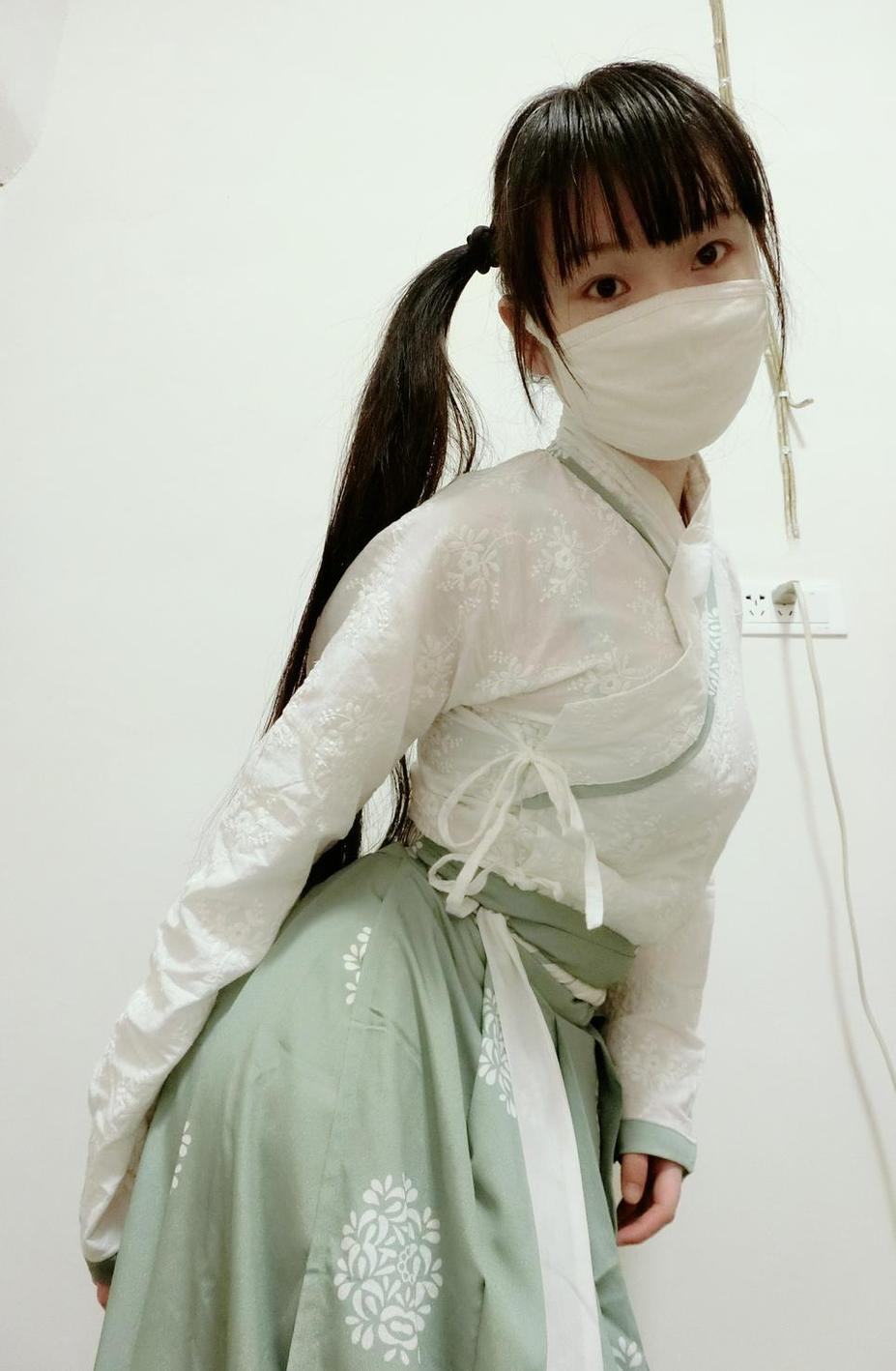 西尔酱之校服白s丝图包，跟大家分享这份美图-51acg
