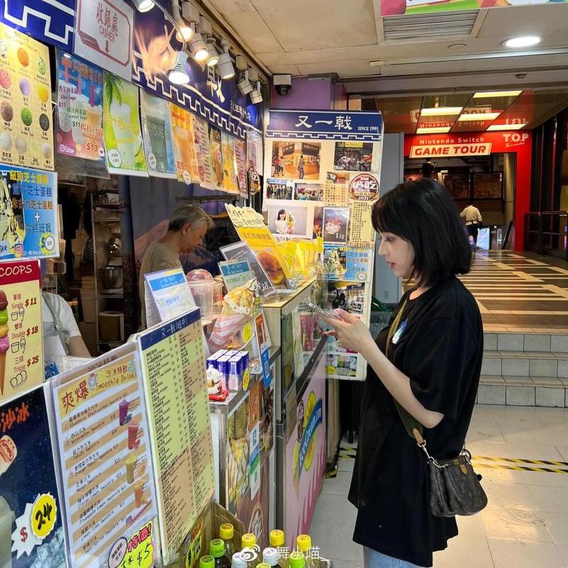 舞小喵写真小腹纹身，置身照片美不胜收。-51acg