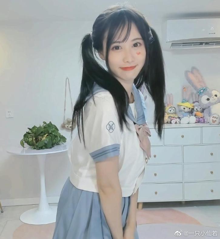 在天地间自由奔跑，吃素的狮子和一只小仙若的图片沉淀了佳话。-51acg
