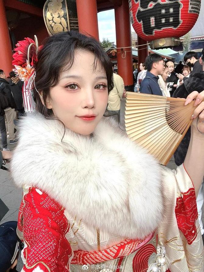 穿上水淼aqua原神，化身游戏世界的角色，拍下美图分享-51acg
