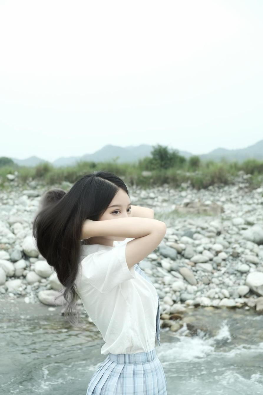 Eloise软软河边jk的cosplay更新，全面展现角色的性格与气质。-51acg