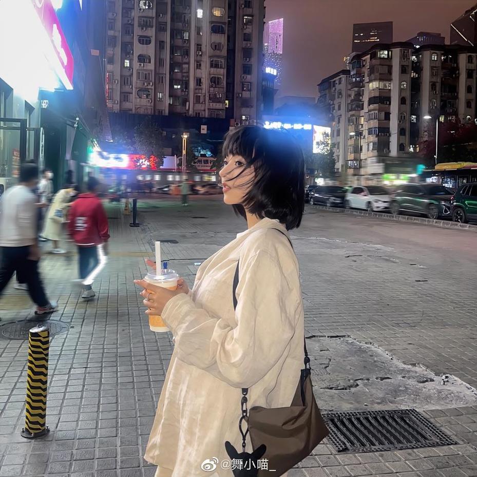 舞小喵身上纹身，珍贵照片首次曝光。-51acg