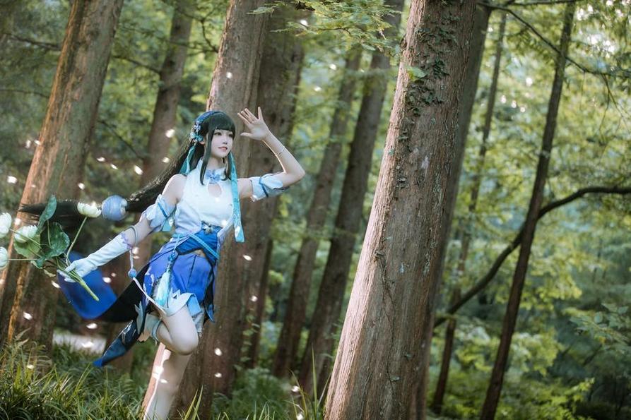 神界经典重现：戚顾儿cos雷神神子定制款震撼登场-51acg