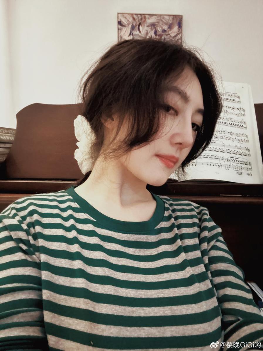 浪漫唯美，樱晚gigi粉色上衣的摄影魅力-51acg