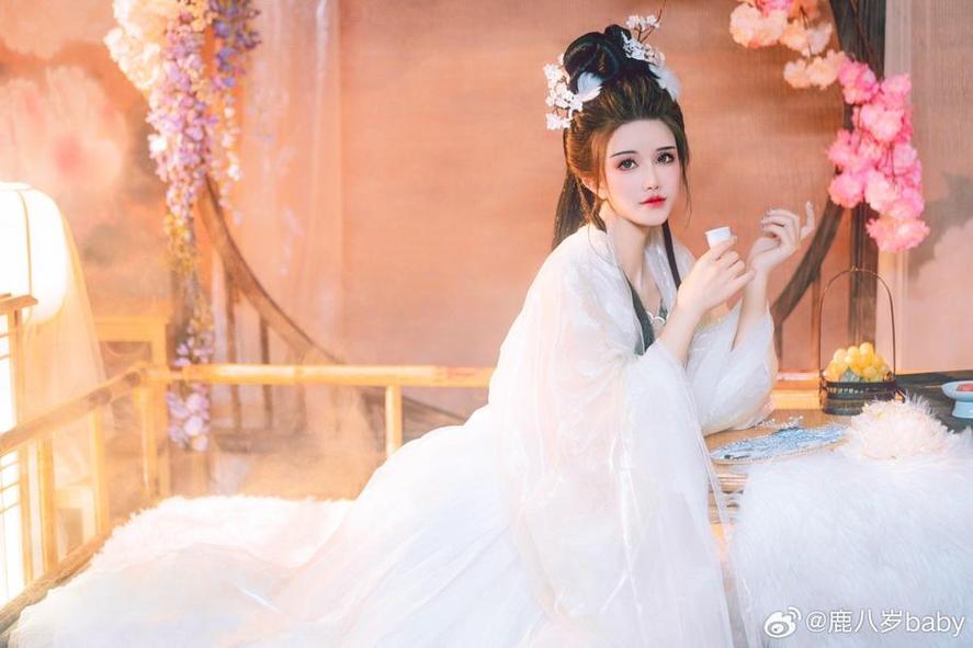 让我们一起来看鹿八岁电竞少女的cos作品，好看到爆-51acg