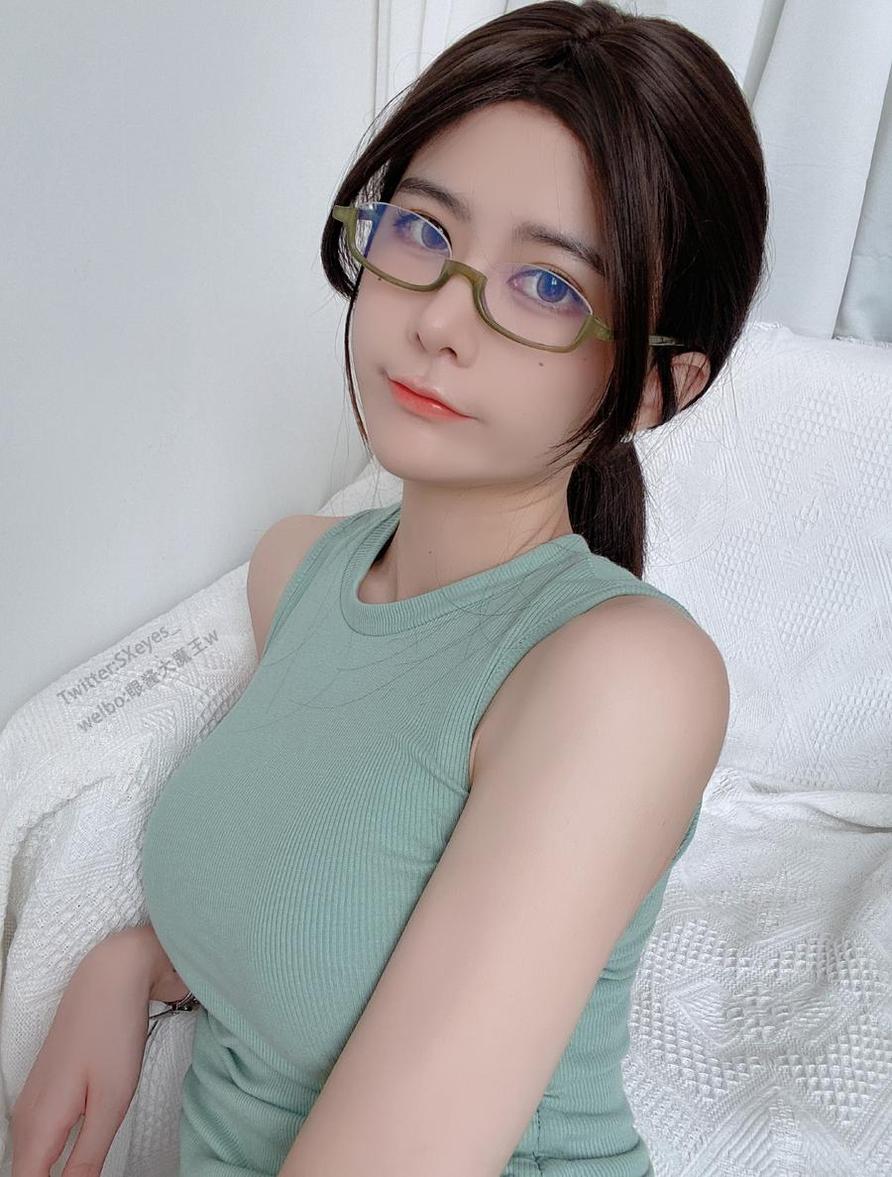 今天的更新来自眼酱大魔王白色，分享最新妆容大片-51acg