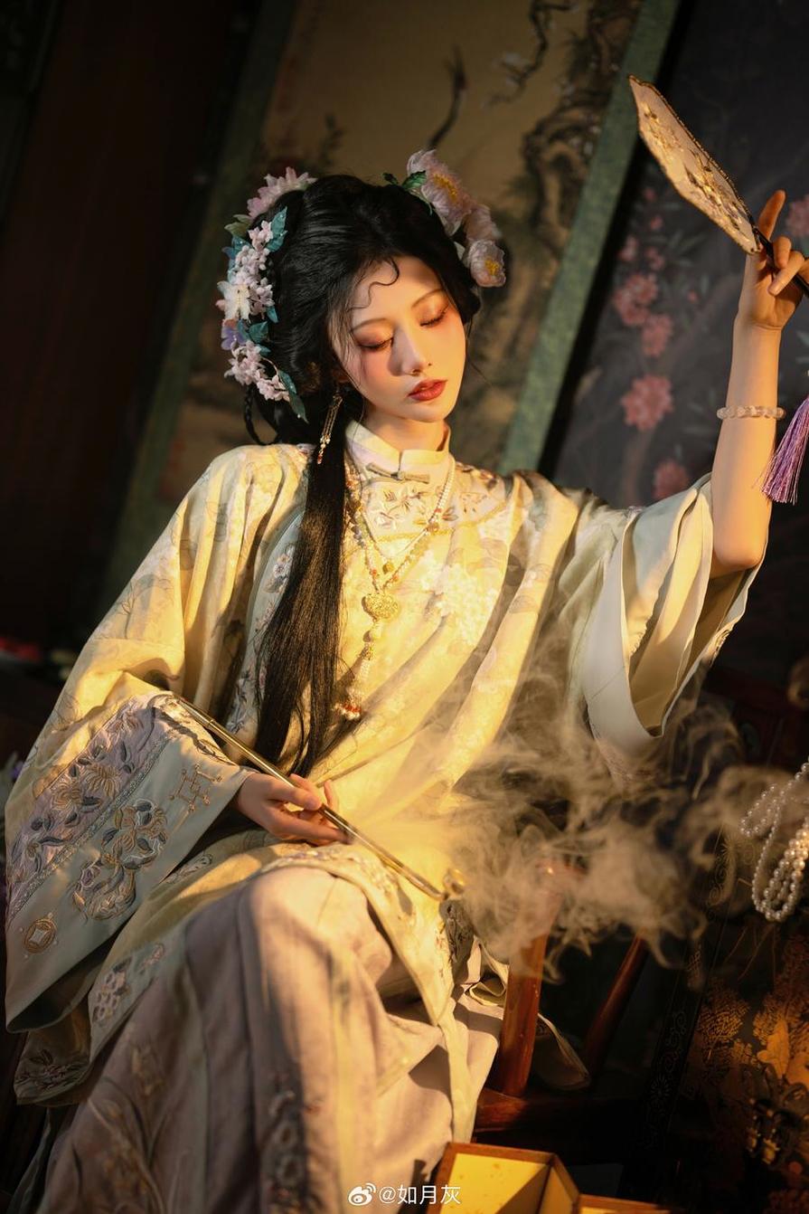 如月灰cos酱最新作品，再现露娜公主妆容-51acg